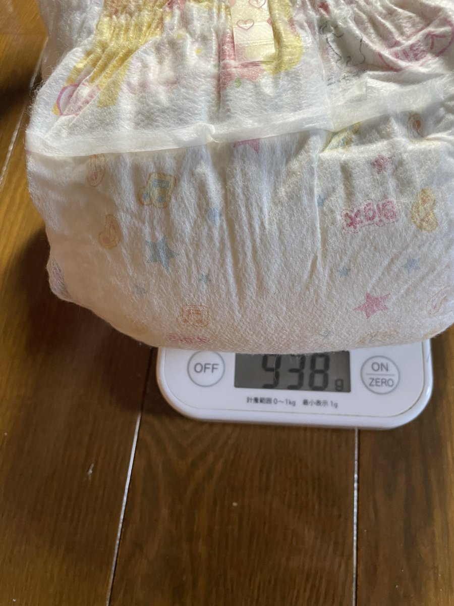 diaper_may's tweet photo. 外出するときはおむつはいてからぱんつはいてる！
おしっこ多すぎて横もれしてふとももツーってなった笑
ムーニーはたっぷたぷ https://t.co/msHQMNjSes