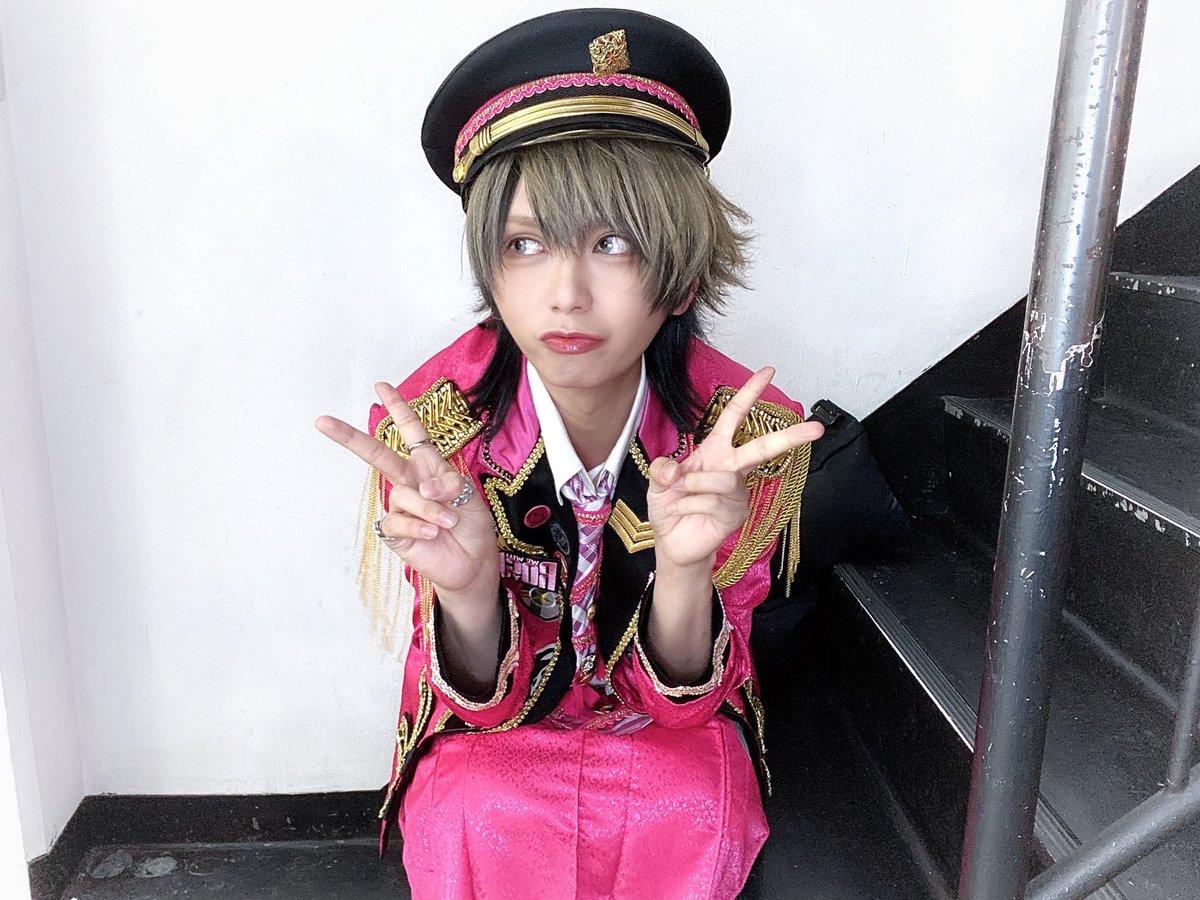 vinanshi_nana's tweet photo. 暑すぎない？
みんな溶けてない大丈夫？

衣装短パンですか？て聞かれるけどスカート😈
でもスリットが入ってて太腿丸見えで謎にどエロいからライブの時は何かしら履く。。。 https://t.co/JuCr5vNsmj