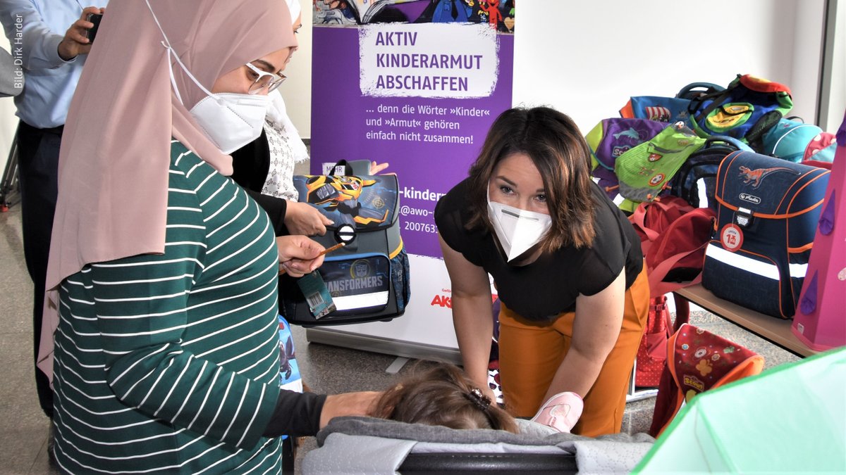 al_baerbock's tweet photo. Gemeinsam gegen #Kinderarmut: heute habe ich 35 neuwertige Schulranzen an das Büro Kinder(ar)mut der @AWO_Potsdam überreicht, die von Familien gespendet wurden. Vielen Dank an die AWO und die vielen Spender*innen! https://t.co/muXLyyvBxQ