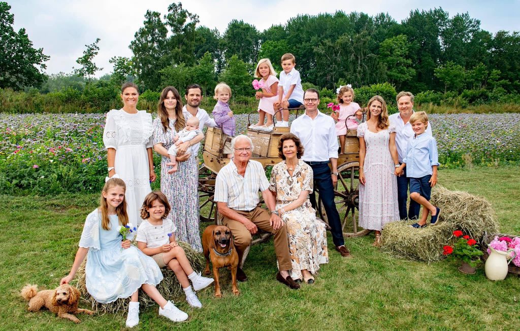 ChristinsQueens's tweet photo. A new family photo from the swedish royal family 🇸🇪 

📸 Jonas Ekströmer // #Kungahuset https://t.co/NyQpLrdWJf