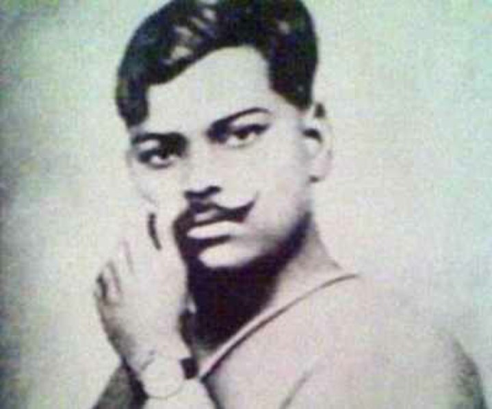 jaysurya_pandey's tweet image. Those who chose to sacrifice themselves so that the nation lives, and lives gloriously. Let us be worthy of the courage &amp;amp; sacrifice of  Salutations comrade. 
“मलते रह गए हाथ शिकारी.उड़ गया पंछी तोड़ पिटारी.अंतिम गोली ख़ुद को मारी.जियो तिवारी, जनेऊधारी”
#चंद्रशेखर_आजाद_जयंती