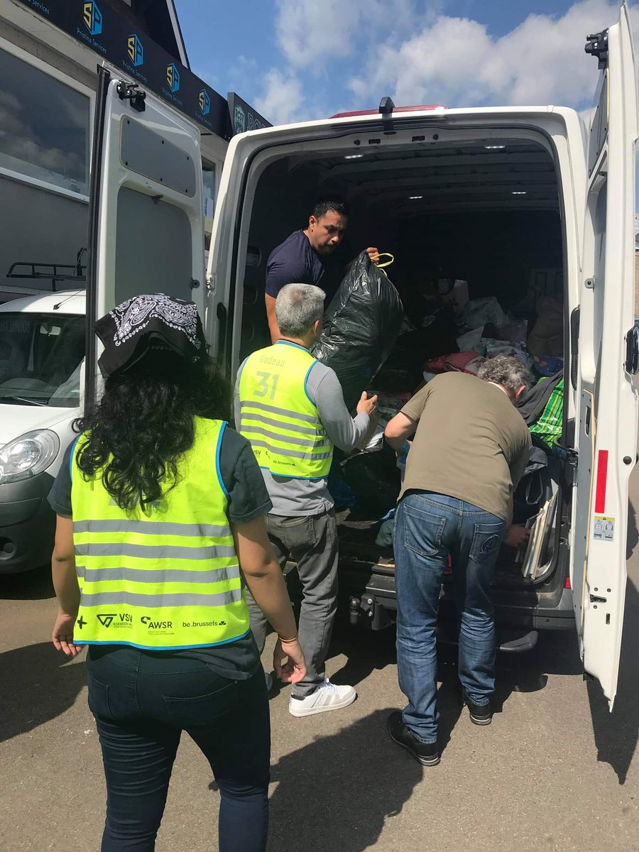 ExcelMouscron's tweet image. [➕] Certains résidents de Fedasil Mouscron et nos bénévoles se sont portés volontaires pour distribuer les dons récupérés au Royal Excel Mouscron ! 👏

Bravo pour votre solidarité ! ♥️

#excelcommunity
#proleaguehelps