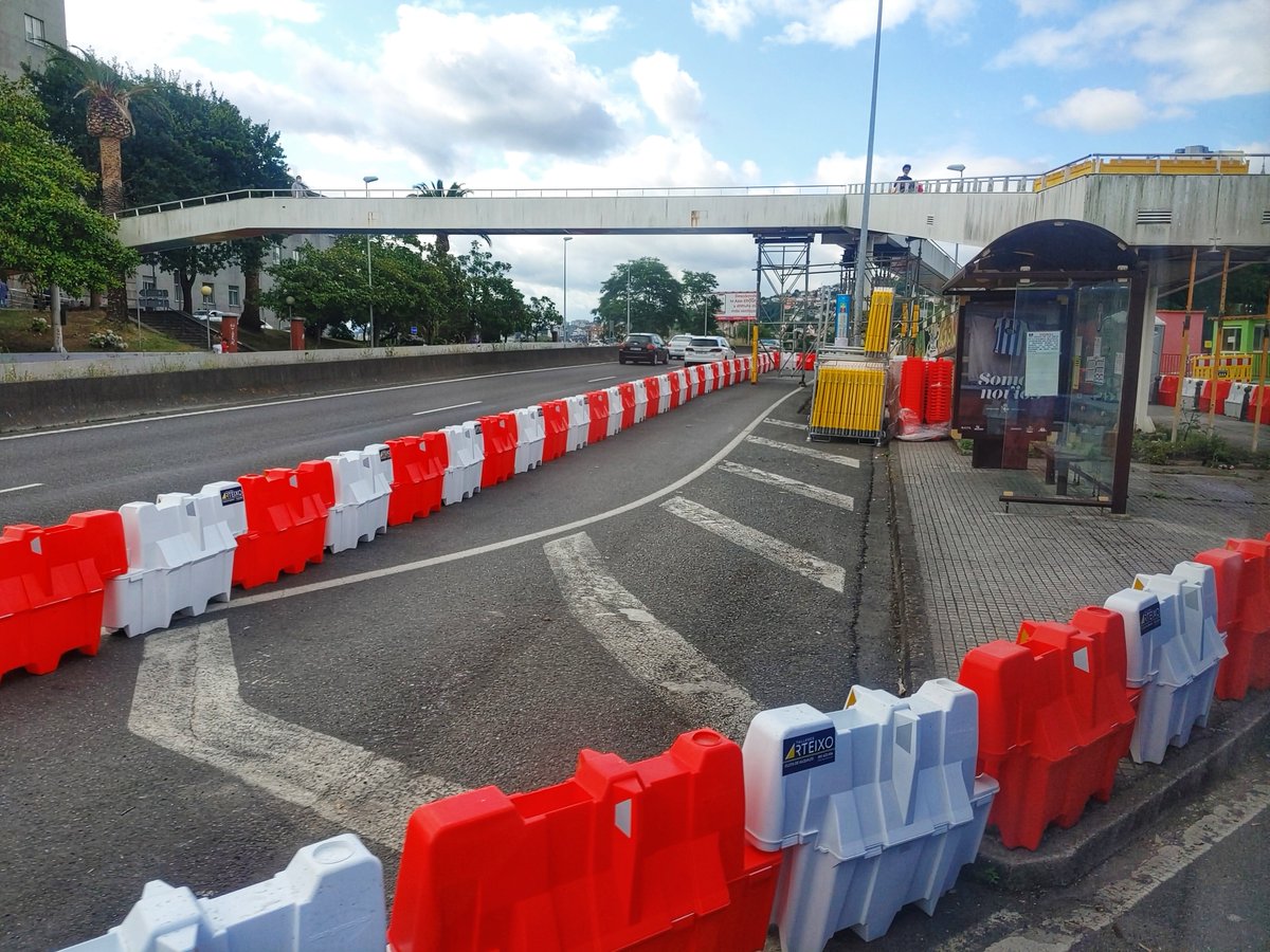 EloyTP's tweet image. #Coruña - Comenzaron las obras 🚧 de mantenimiento de la pasarela peatonal 🏃‍♀️ que cruza la Avenida del Pasaxe a la altura del Materno 🏥