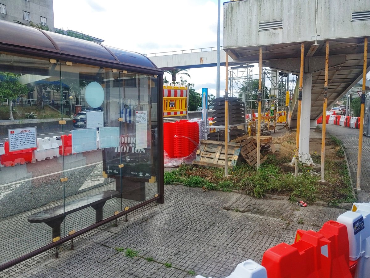 EloyTP's tweet image. #Coruña - Comenzaron las obras 🚧 de mantenimiento de la pasarela peatonal 🏃‍♀️ que cruza la Avenida del Pasaxe a la altura del Materno 🏥