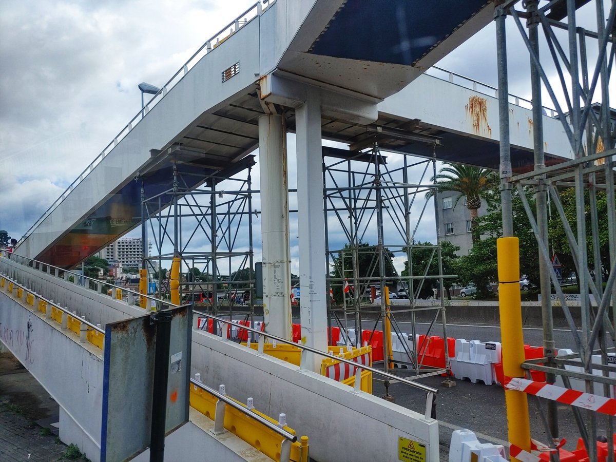 EloyTP's tweet image. #Coruña - Comenzaron las obras 🚧 de mantenimiento de la pasarela peatonal 🏃‍♀️ que cruza la Avenida del Pasaxe a la altura del Materno 🏥