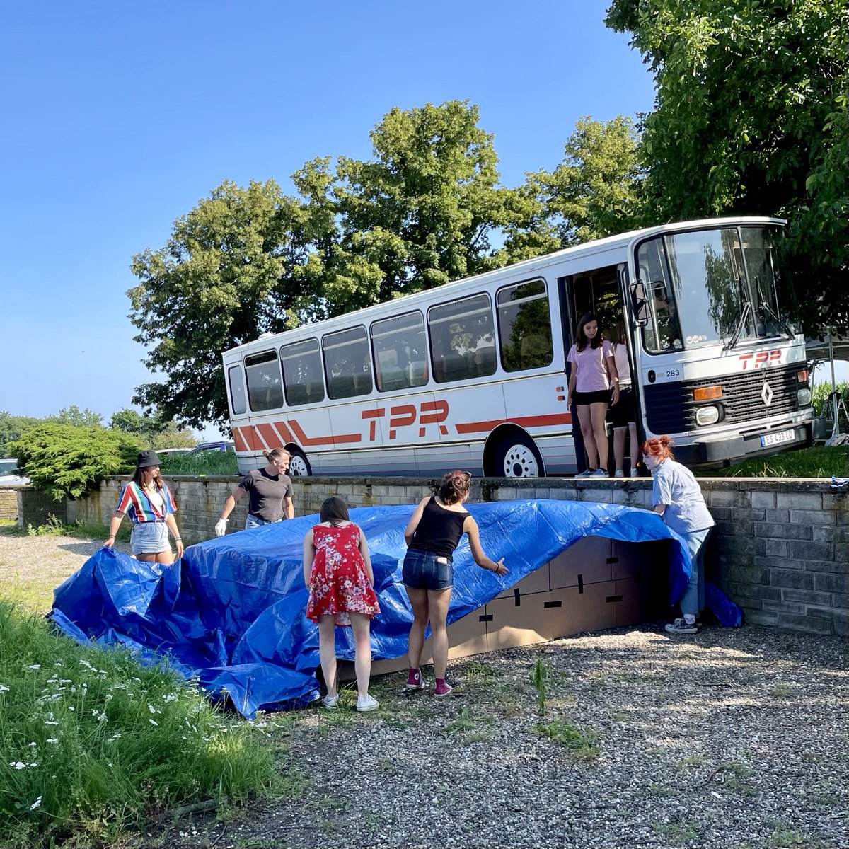 SScenarii's tweet image. C’est avec détermination 💪 que le tournage de #Cycles se poursuit. Hier, nous avons achevé notre quatrième jour de tournage ! Nous sommes passés par divers décors, comme un bus et un train ! 🤯