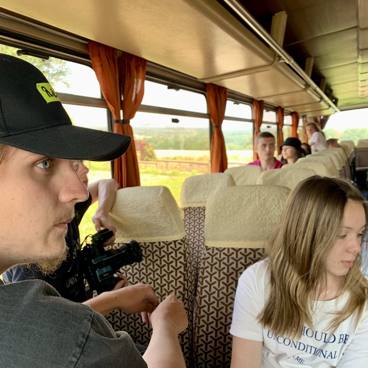 SScenarii's tweet image. C’est avec détermination 💪 que le tournage de #Cycles se poursuit. Hier, nous avons achevé notre quatrième jour de tournage ! Nous sommes passés par divers décors, comme un bus et un train ! 🤯