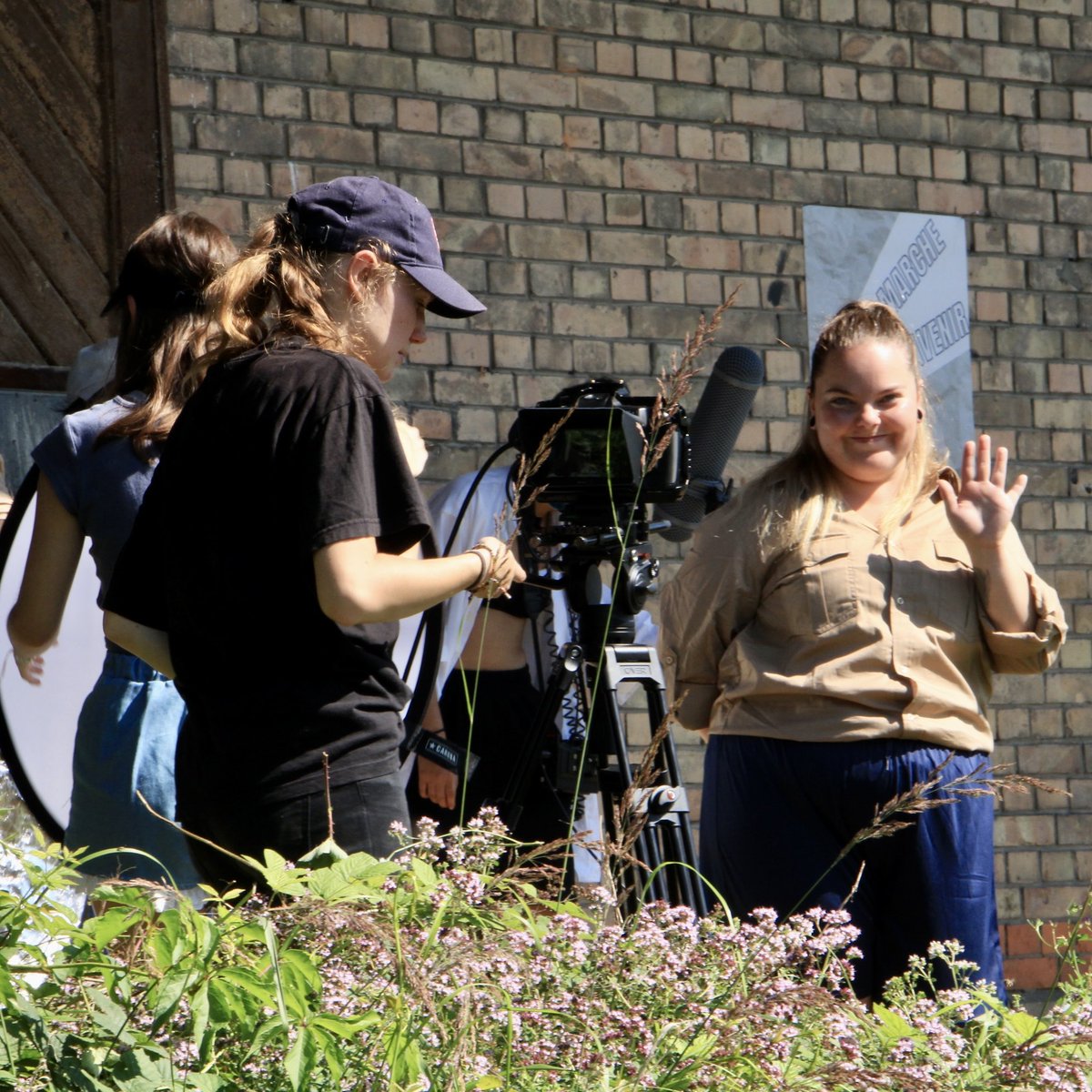 SScenarii's tweet image. C’est avec détermination 💪 que le tournage de #Cycles se poursuit. Hier, nous avons achevé notre quatrième jour de tournage ! Nous sommes passés par divers décors, comme un bus et un train ! 🤯