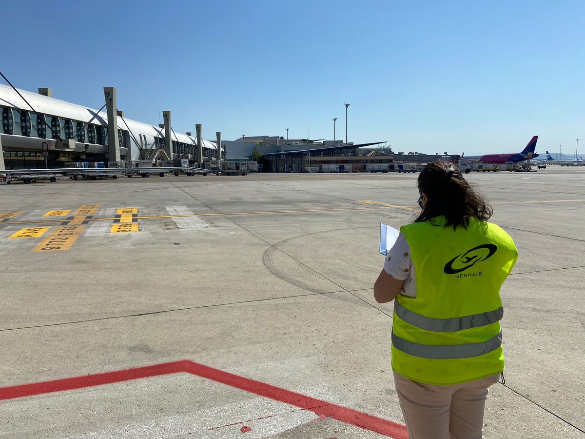 Nuestros compañeros de Barajas estuvieron en el Dique Sur, viendo algunas pinturas de barras de morro que han cambiado para los Stand.

#travel #aeronáutica #aeropuerto