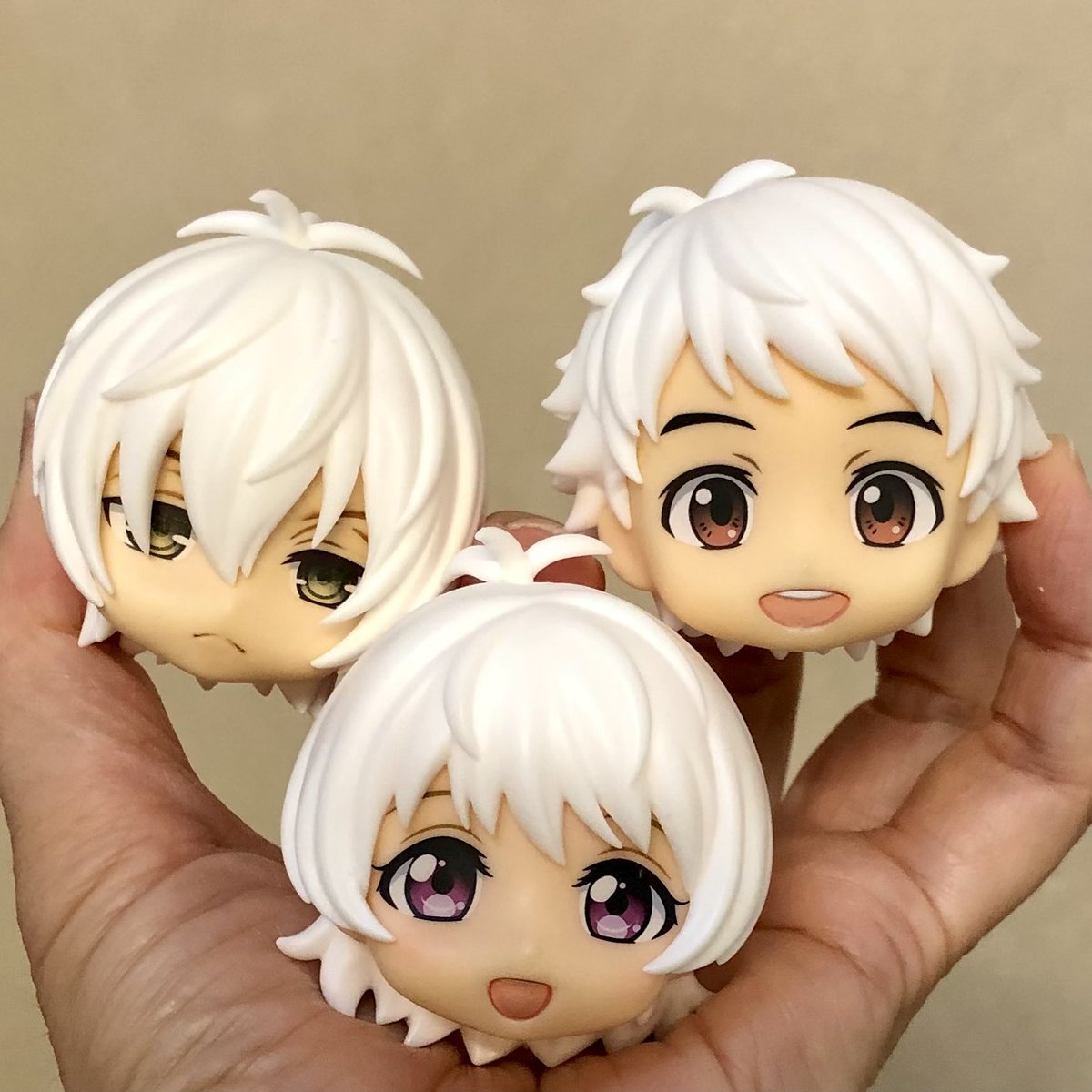 BTBume's tweet photo. ワンオフカスタムのつもりだったキンプリ勢、キット化出来たらいいねえって話にいつものWFメンバー内でなり、NEYさんがデカールや色の検討用に抜いて下さいました。流石NEYさん、私じゃこのクオリティで抜くの無理🤗特にアホ毛が無理💦　
※顔パーツは仮です。
#ねんどろカスタムキンプリ https://t.co/aZaCk9YFWI