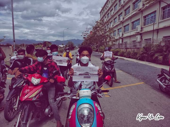 kay_aprilnyein's tweet photo. Protesters from Mandalay Engineering Group (MEG) came out with motorcycles on main road in Mandalay showing their unity with political prisoners in Insein Prison.

#ICJ_BringSACToJustice
#July23Coup
#WhatsHappeningInMyanmar https://t.co/1LX0oc78KH