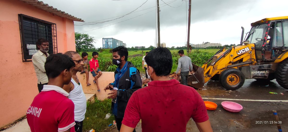 chinukofficial's tweet photo. #FloodRelief 

Team 01 - Recce of the area in Badlapur west &amp; speaking to locals

Team 02 - Unloading the relief materials

Packing of relief materials will start soon

Please support 🙏 Donate now

Gpay : 9769181218 or 
https://t.co/IH3XPAdzh1

@TheRaghav_Juyal @anandmahindra https://t.co/tlRzB6g2RK