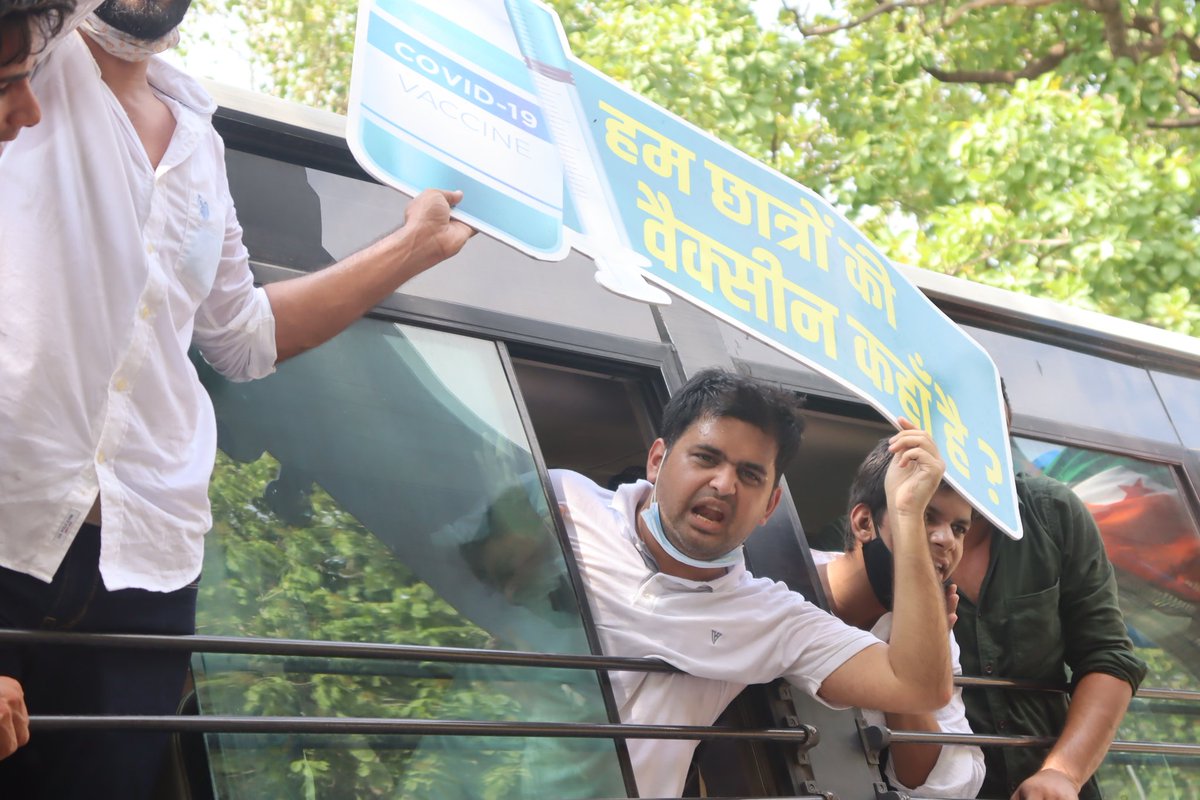 ActivistSandeep's tweet photo. मोदी जी हजारों छात्र संसद के बाहर खड़े है।
सवालों के जवाब दीजिए
★क्यूँ अब तक छात्रों का वैक्सीनेशन नहीं हुआ ?
★क्यूँ छात्रों के लिए एक रुपये का भी राहत पैकेज नहीं
★फीस व शिक्षा ऋण में राहत क्यूँ नहीं ?
#AntiStudentModiGovt https://t.co/QdZUxPGwVI