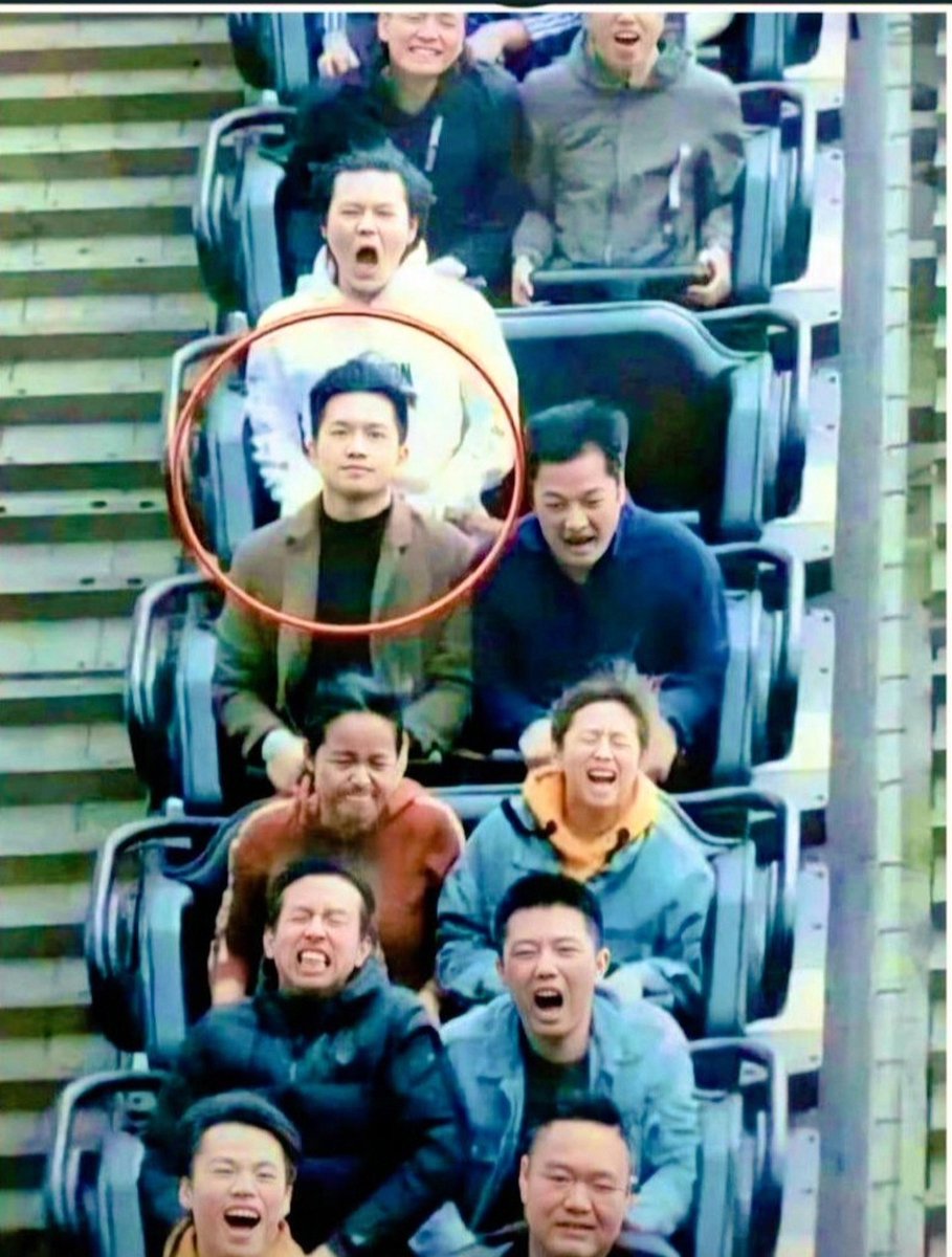 اتضح أنه قائد طائرة مقاتلة :