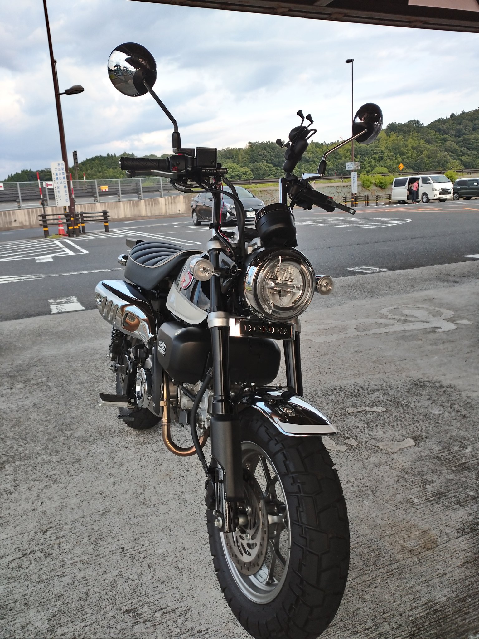 カールおいちゃん モンキー125 ハリケーン製のロボハン取り付け完了 純正より若干高く10 15mm シートも30mm削ってるので アップハン気味でトコトコ運転なら乗りやすいですよ モンキー125 はメッキのロボハン画像検索しても中々