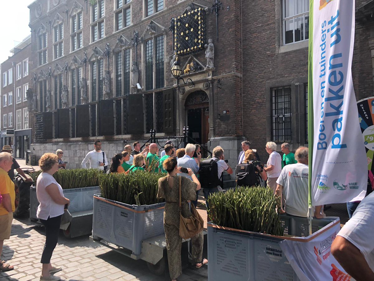 Actie 'Geen vierdaagse, wel het vierdaagse gevoel', afgelopen dinsdag. De verkoop van gladiolen en spannende vierdaagseboeken door boeren uit het Rijk van Nijmegen voor het goede doel, het #Marikenhuis, was een groot succes. 
marikenhuis.nl/.../20-juli-ge…...
