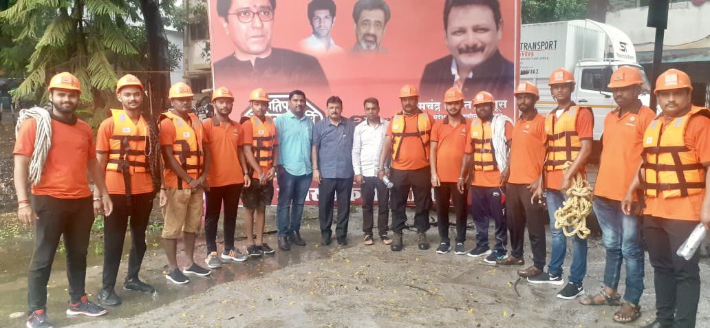 कालपासून महाडमधील पुरात अडकलेल्या नागरीकांची सुटका (रेस्क्यू) करण्यासाठी तसंच पुरस्थितीचा प्रत्यक्ष आढावा घेऊन कोकणातील पुढील मदतकार्याच्या नियोजनासाठी 'मनसे आपत्ती व्यवस्थापन पथक' आज दुपारी पुण्याहून महाडला रवाना झाले.                 #मनसेमदतकार्य #MNSInAction