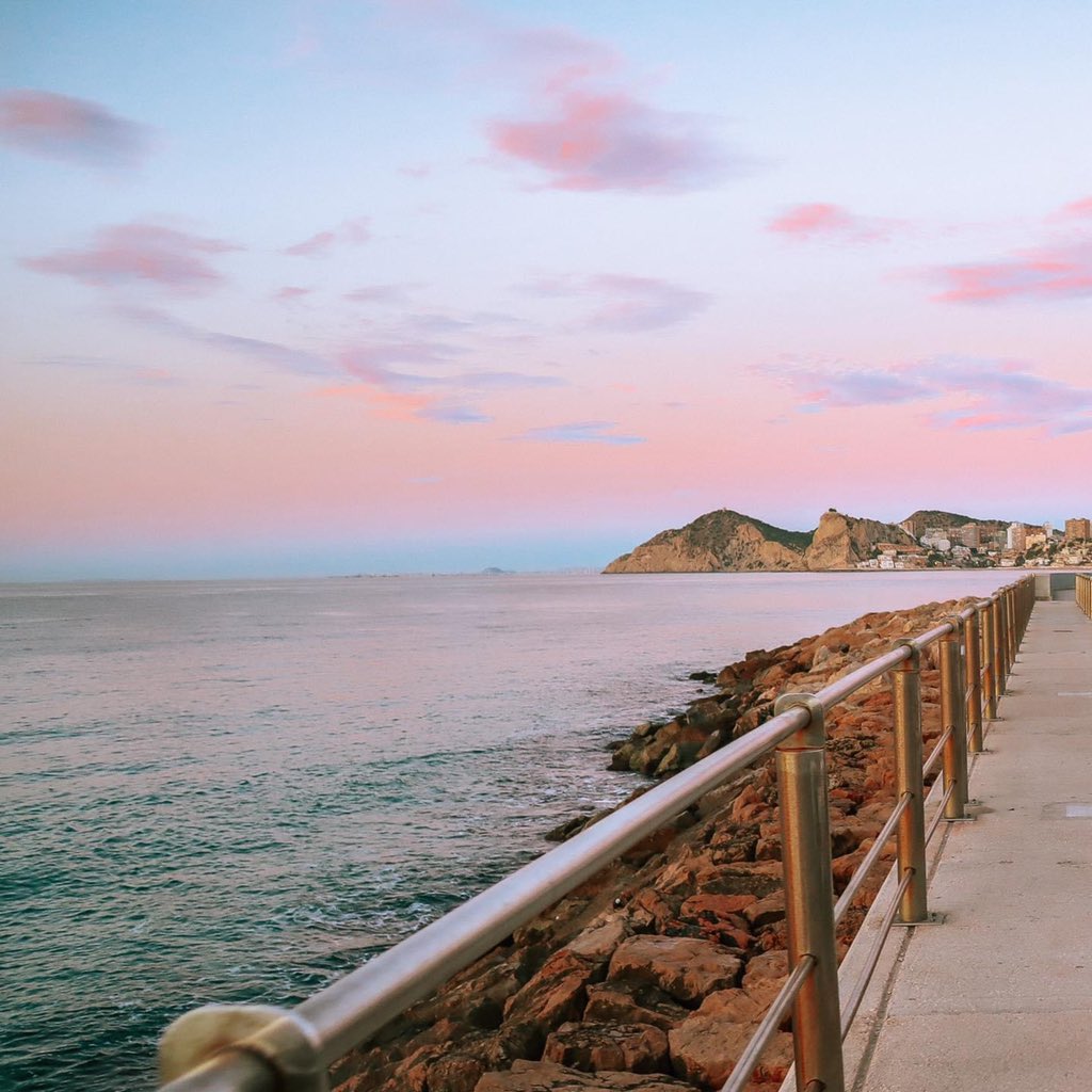 HotelCentroMar's tweet photo. Os íbamos a desear buenos días pero, ¿como no va a serlo si lo empezamos con este pasaje? 😯🌆
We were going to wish you a good morning but how could it not be if we start it with this landscape? 🥰
#CSHoteles #BenidormTeEspera #landscapephotography #mediterraneoenvivo https://t.co/cEfHqIZpRA