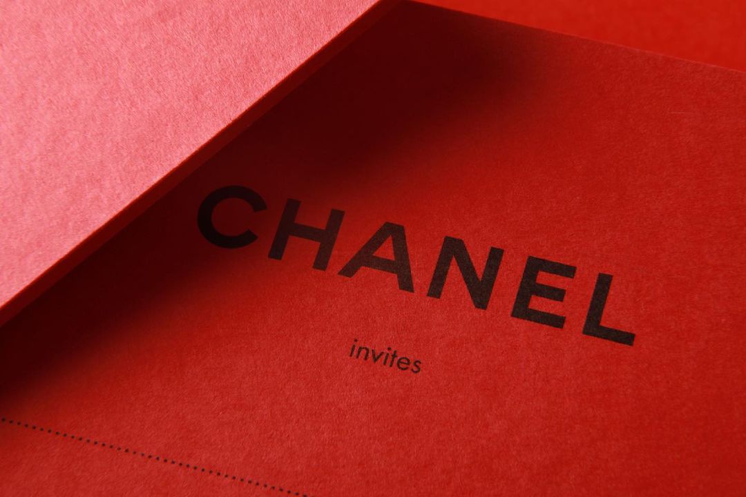 peregocarta's tweet image. Striking black litho typography on
to @colorplanpapers Vermillion by
@MountStPrinters. 
#Colorplan #ColorplanColours