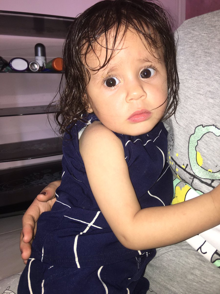 للأسف ل هنزله دا مآساوى أوى
دى طفله بابا وماما لقوها النهارده الساعه ٧ الصبح ادام محل فى ميدان الطميهى محطوطه على بطانيه وبتعيط ، البنت خايفه جدا وماسكه فى اختى الصغيره مش راضيه تسيبها ، عملوا بلاغ وقالولهم يروحوا يومم الحد وبابا مش هاين عليه انها تروح ملجأ وحسبى الله ونعم الوكيل