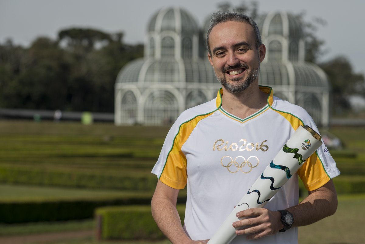 CICR_es's tweet photo. ¡Hoy termina el recorrido de la Antorcha Olímpica #Tokio2020! 🔥
¿Sabías que en los JJ.OO. #Brasil2016 un colega del CICR cargó la antorcha? Ricardo Laino representó a todo el personal del CICR en una parte del trayecto de la llama olímpica, que recorrió +300 ciudades del país. https://t.co/HIMggHliTh