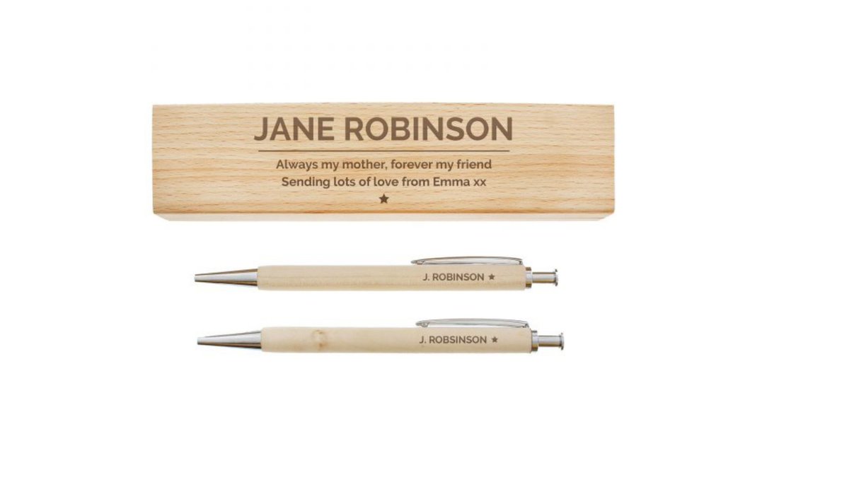AnikaGift's tweet photo. A versatile gift for many recipients.🎁

Shop here: https://t.co/Vl2XEU9iD5 

#anikasgiftshop #anikagiftshop #giftshopuk #giftsuk #personalizedgifts #customizedgift #personalisedgiftsuk #penbox #graduationgiftideas https://t.co/U4skib0MCW