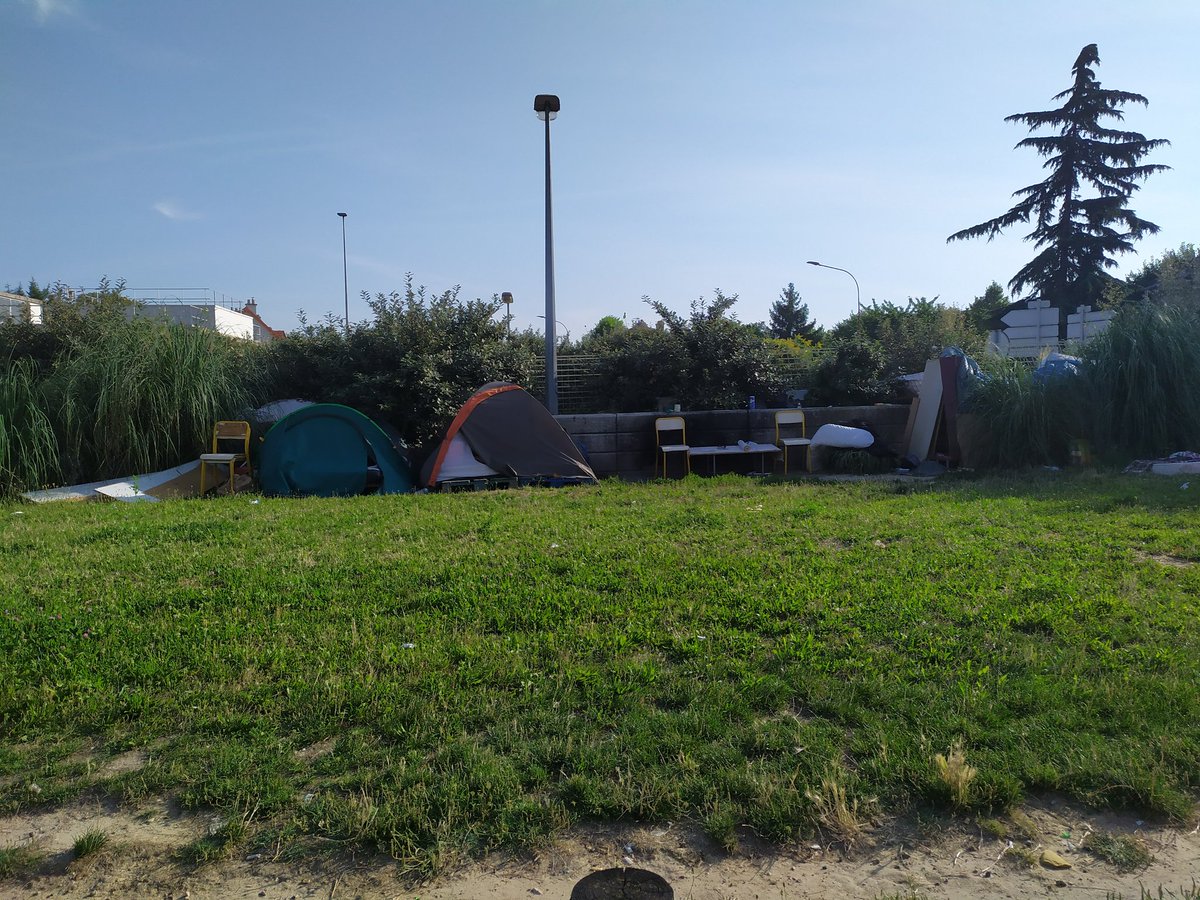 13zAngelique's tweet photo. Des rats, des rats par dizaine en pleine journée se promènent sur cet amas de déchets à côté des passants désespéres par la non action de la ville de Fresnes, du département, de la région..... Personne n'agit et on laisse faire, c'est déplorable https://t.co/JZHL3z1VfN