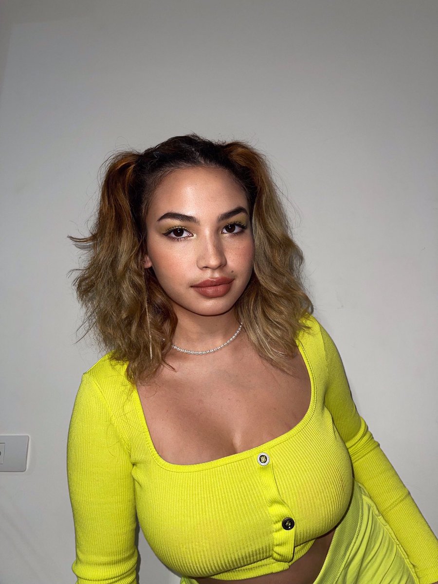 Amymsn1's tweet photo. https://t.co/jXwLHgTF0h take off my shirt please  click this link 😌🥰🥰 @lustn4Iexi https://t.co/2rF0CXJXjS