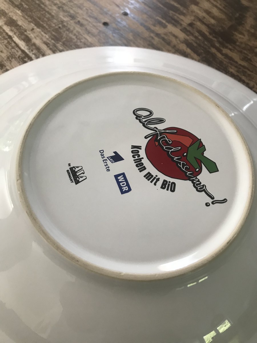 Heute essen wir von unseren gigantischen #Biolek Pasta Tellern, die leider immer zu groß für die Spülmaschine waren… RIP Alfred, Erfinder des kultivierten Küchen Smalltalks. Wie ich deine Sendung geliebt habe… #Alfredissimo #alfredbiolek