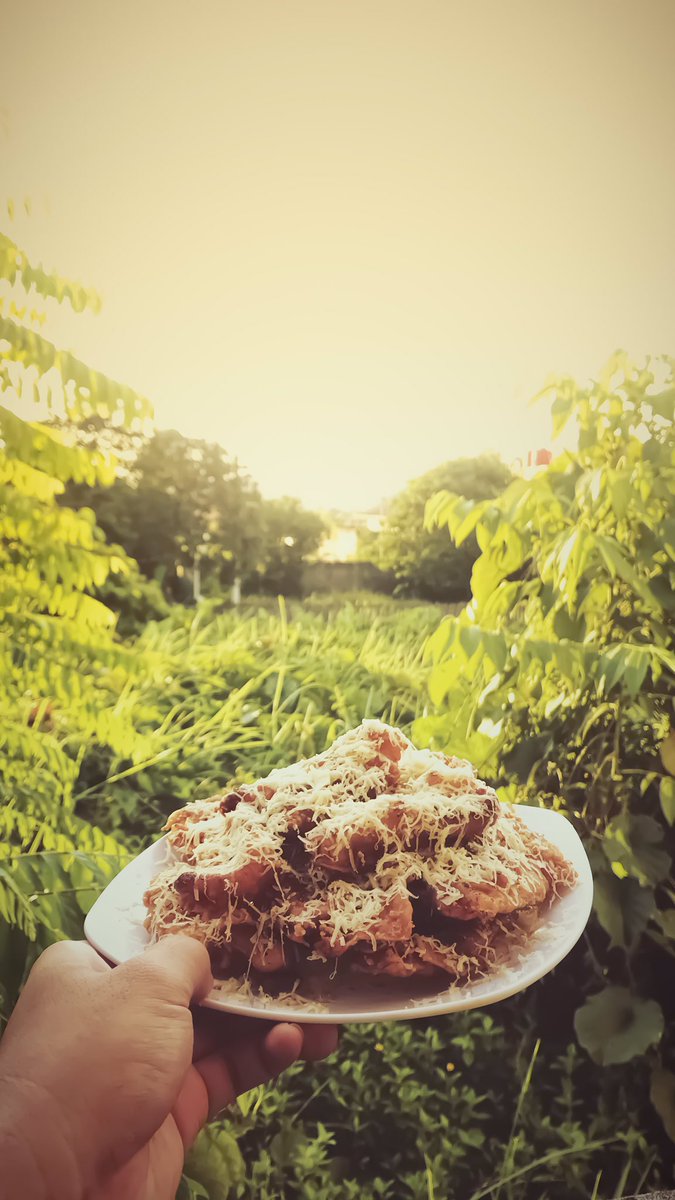 mana yang lebih lumer?
topping pisang keju
atau ungkapan isi hati dari bibir yang kelu
