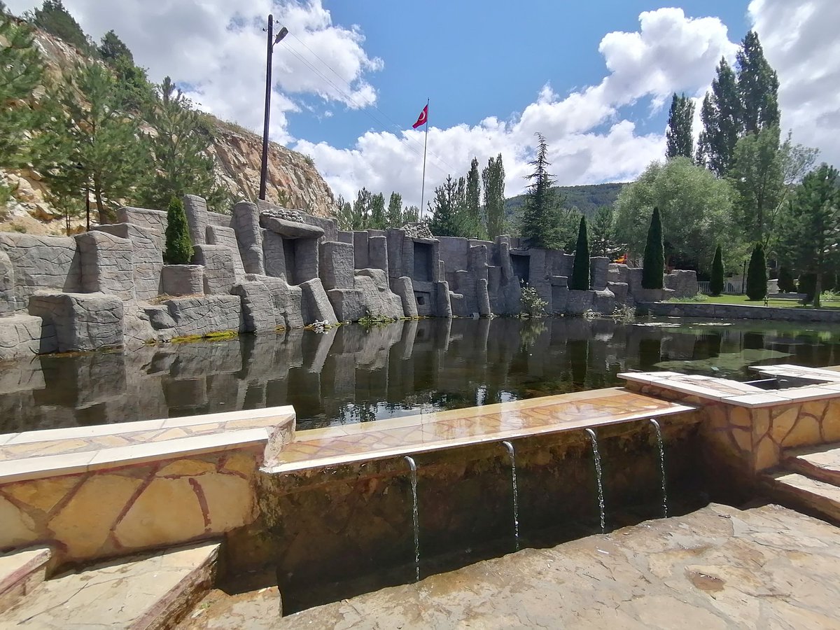 Cuma gününde bir saat vardır ki 
Müslüman, bu saate isabet ederek 
hayırlı bir şey isterse Allah ona 
istediğini verir.

Hayırlı Cumalar!