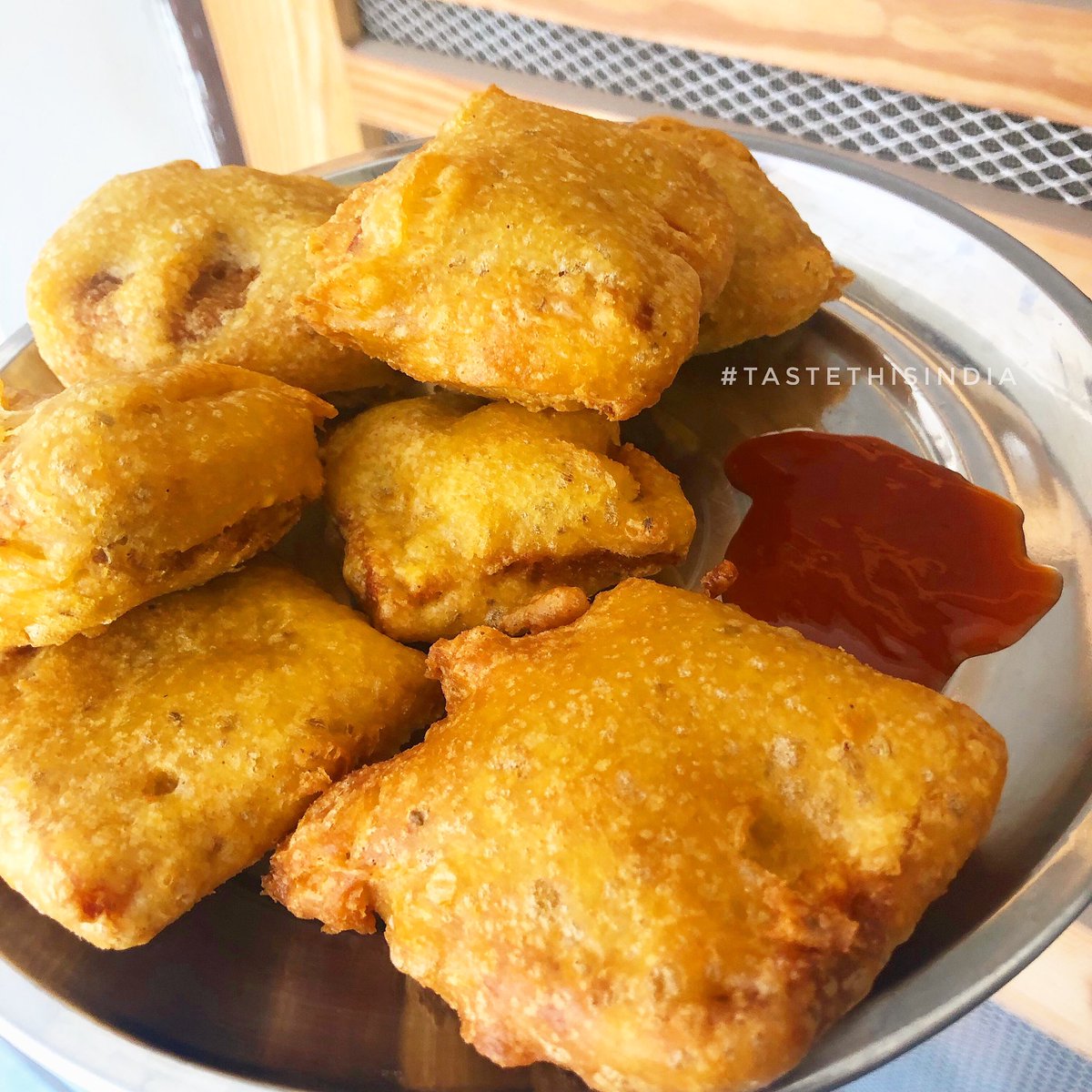 tastethisindia's tweet photo. Bread pakoras /Bread fritters🍞

Follow us for more yummy updates 

#breadpakoda #bread #pakoda #indianfoodbuff #yummytales #tastethisindia #foodblogger https://t.co/biX7xRtkSn