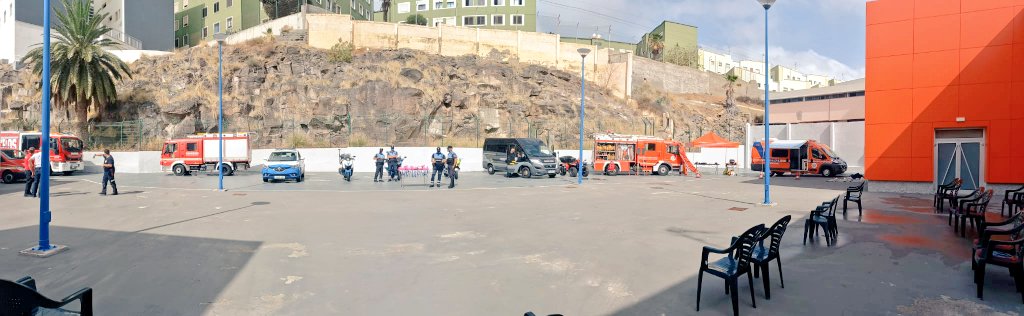 ProteCivilLPA's tweet photo. Hoy en nuestras instalaciones los servicios del área  de seguridad y energencias @ProteCivilLPA @BomberosLPA y @PoliciaLPA realizan una jornada de convivencia con los niños de @pequevaliente https://t.co/JqJwTGHEUp