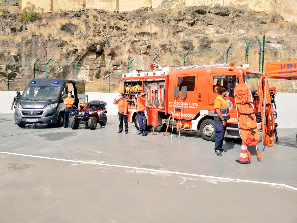ProteCivilLPA's tweet photo. Hoy en nuestras instalaciones los servicios del área  de seguridad y energencias @ProteCivilLPA @BomberosLPA y @PoliciaLPA realizan una jornada de convivencia con los niños de @pequevaliente https://t.co/JqJwTGHEUp