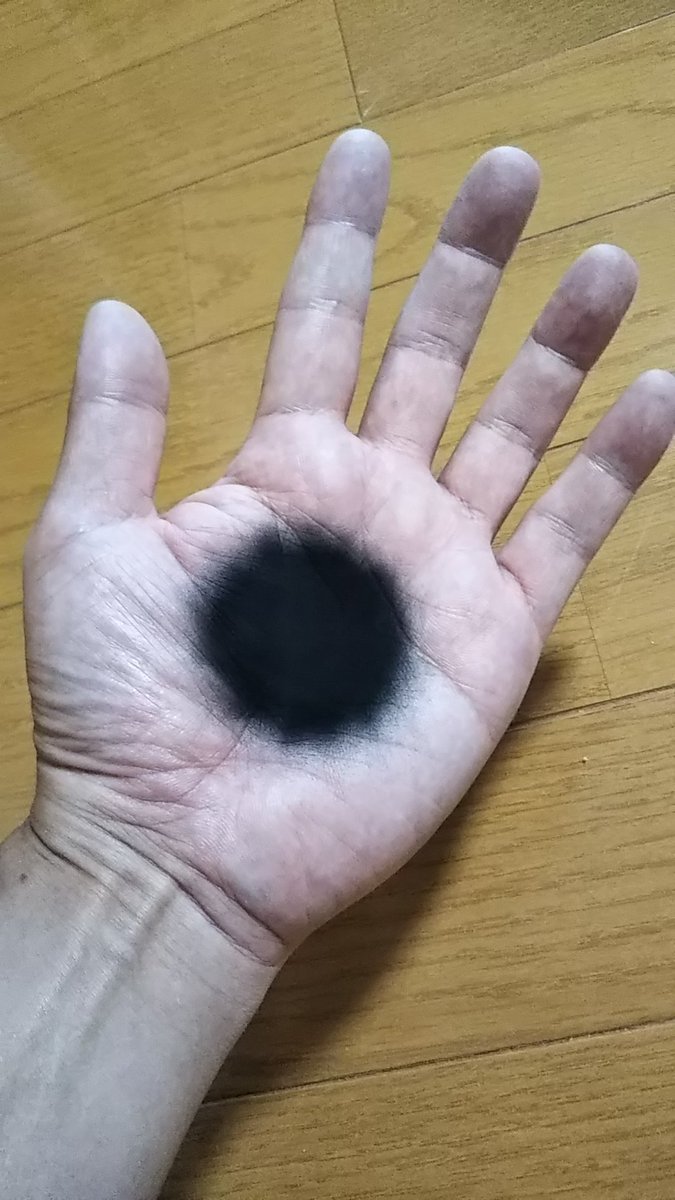 ほぼ光を反射しない塗料、真・黒色無双で手に穴を開けてみましたよ。