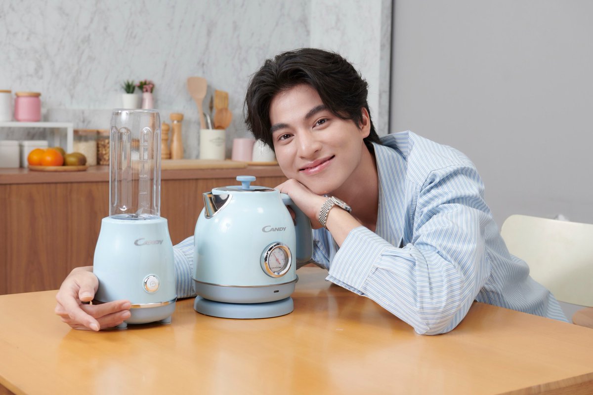 WOMENTERTAIN's tweet photo. “กลัฟ” คณาวุฒิ เฉลยหน้าตาความรักแบบ Candy ส่งเครื่องปั่นผลไม้ และกาต้มน้ำไฟฟ้าสุดคิวท์ เอาใจแฟนคลับสายเฮลท์ตี้

[อ่านต่อ...https://t.co/HaBMY3gyjX ]

#ข่าววันนี้ #บันเทิง #ข่าวบันเทิง #บันเทิงไทย #SimplifyYourLife #Candyชีวิตง่ายสไตล์คุณ #CandyThailand
#กลัฟคณาวุฒิ #GulfKanawut https://t.co/BnSyWnDTC1