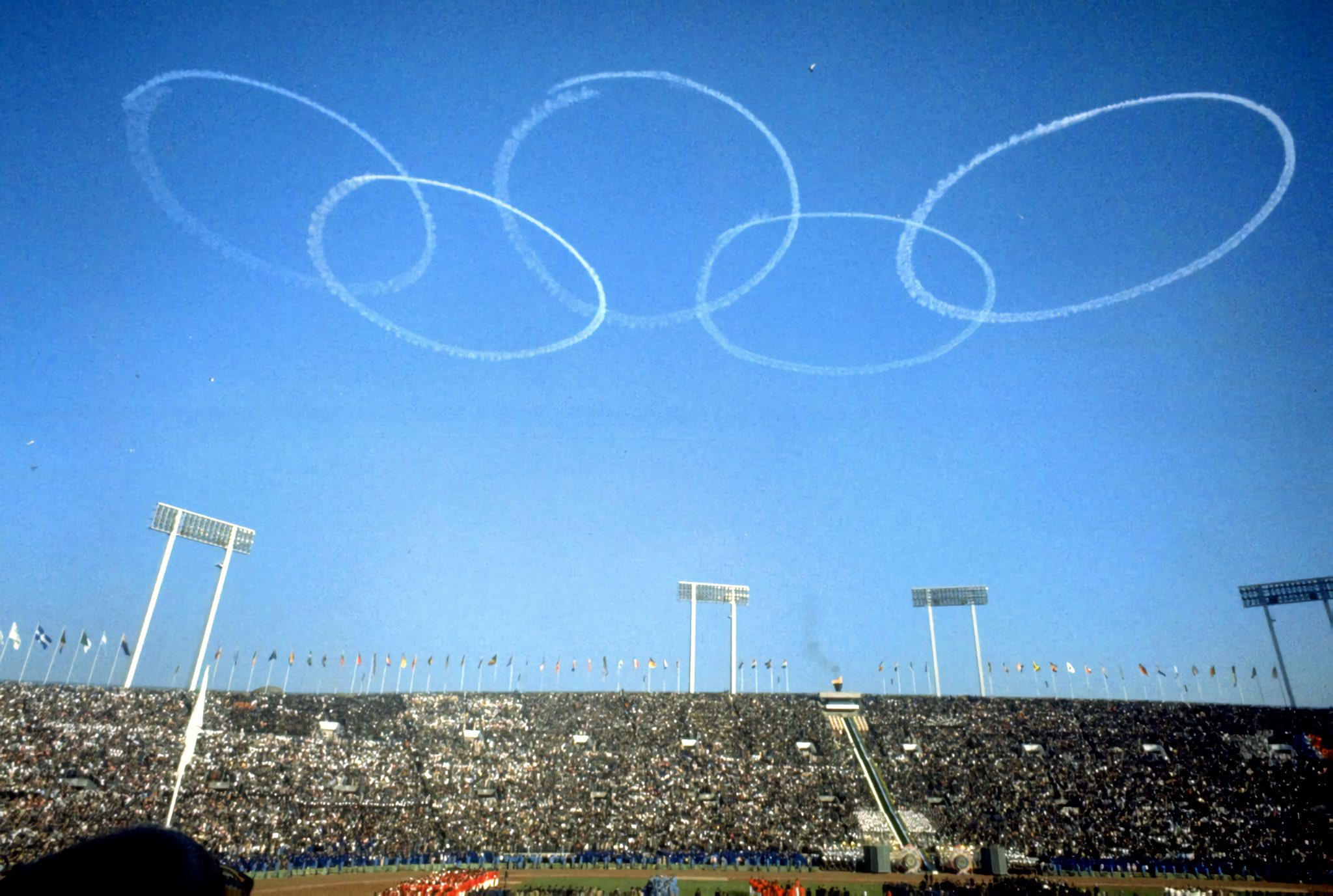 渡邉英徳 57年前の10月10日 東京オリンピック開会式にて ブルーインパルスが描いた五輪マーク 東京五輪アーカイブより T Co Xmtjmisr5c Twitter