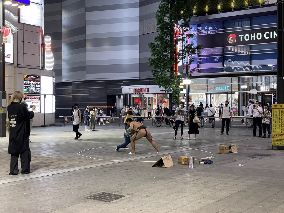 飲酒は禁止されていても？外で相撲することは許されている日本www