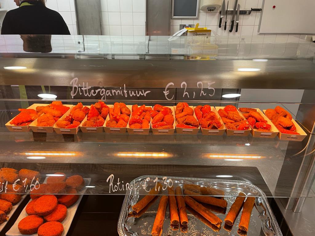 Willekeurige Snackbar? Helaas… personeelsrestaurant van ‘mijn’ ziekenhuis …. Zou het onderdeel van het bedrijfsplan zijn? Ziek personeel kun je ook aan verdienen? Of is het personeel niet goed genoeg voor ‘beter?’ Ook dit ‘Roer mag om’ @olvg @MauricevdBosch