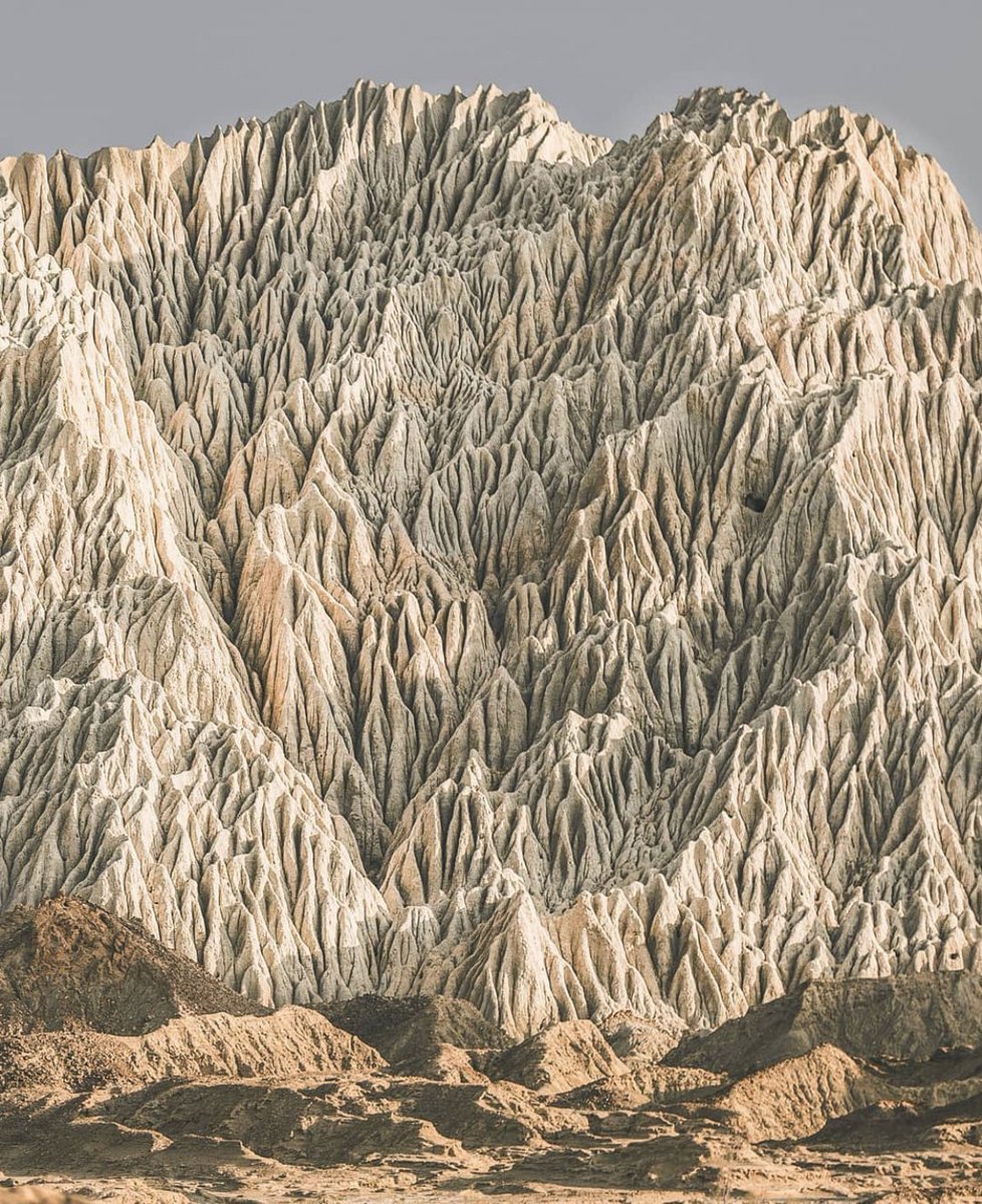 JaagoSocial's tweet photo. Rugged mountains of Hingol National Park, Balochistan ♥️ The largest National Park in Pakistan lies on the Makran coast approximately 190 kilometers (km) from Karachi. The park area includes parts of the three districts of Balochistan; Lasbela, Gawader and Owaran #Balochistan https://t.co/Ca3nS3mHRK
