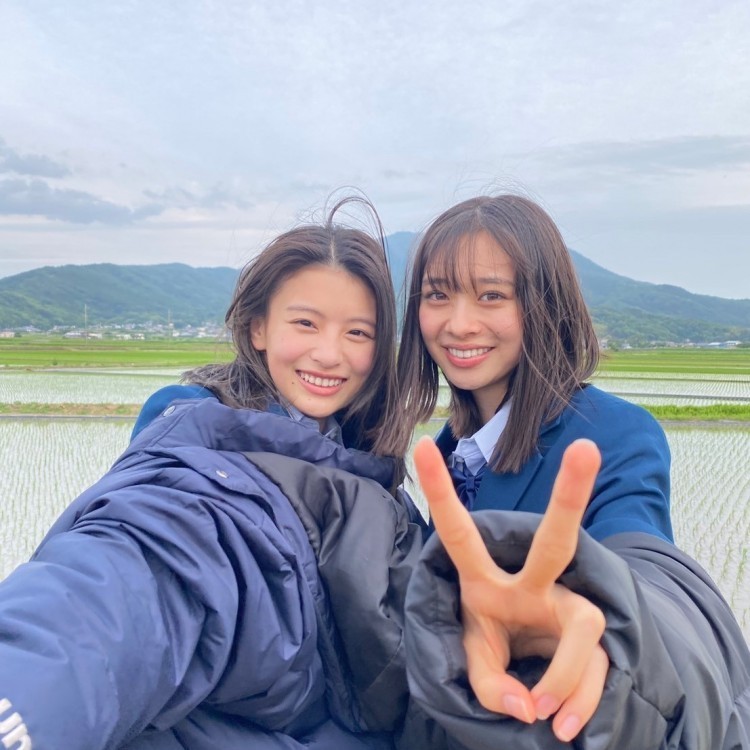 SeventeenJP_mag's tweet photo. でぐたん＆りりかの青春オフショット集🍀
➡️https://t.co/gnbBVjG69S

STの撮影ではなく #saji『星のオーケストラ』ミュージックビデオの撮影現場から届きました💝

#出口夏希 #田鍋梨々花
@saji_official https://t.co/LYdwutEeEW
