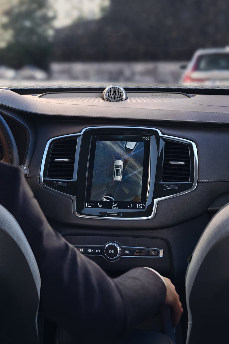 Volvocarjapan 面倒な駐車もお手のもの 障害物を検知するパーク アシスト に360 ビューカメラ そして ハンドルを自動操作するパーク アシスト パイロットが駐車を支援 この機能は 全長の1 2倍のスペースがあれば 駐車枠内に収めることができます Volvocarjapan 面倒な駐車もお手のもの 障害物を検知するパーク アシスト に360 ビューカメラ そして ハンドルを自動操作するパーク アシスト パイロットが駐車を支援 この機能は 全長の1 2倍のスペースがあれば 駐車枠内に収めることができます