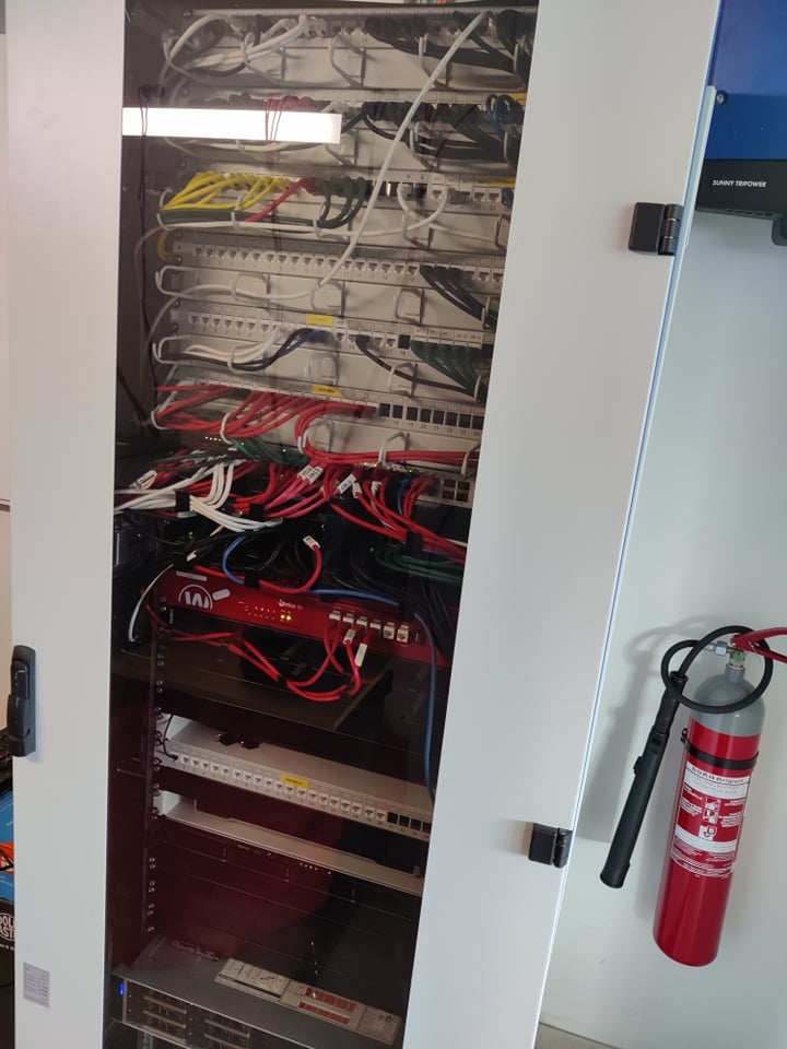 aariXa's tweet photo. Op zo'n warme dag genieten we van de airco. Voor wie het nog te warm heeft is er ook nog de serverroom, het koudste plekje op aariXa 🥶 #WeAreaariXa  #WeShareWeCareWeAre #aangenaamvertoeven https://t.co/XDbvi8lq3T