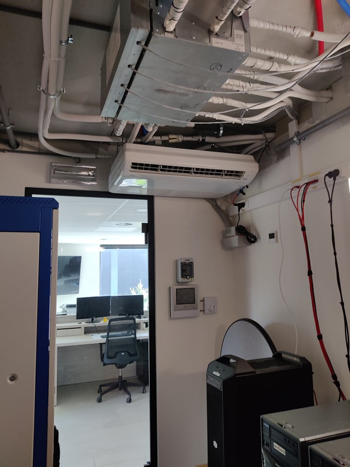 aariXa's tweet photo. Op zo'n warme dag genieten we van de airco. Voor wie het nog te warm heeft is er ook nog de serverroom, het koudste plekje op aariXa 🥶 #WeAreaariXa  #WeShareWeCareWeAre #aangenaamvertoeven https://t.co/XDbvi8lq3T