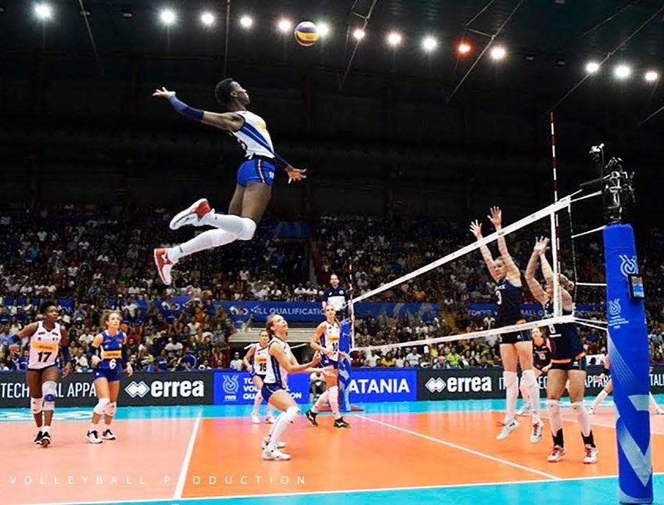 A rappresentarci nel portare la bandiera olimpica ci sarà Paola Egonu, che come potete vedere è stata scelta perché rappresenta “un triste inno al conformismo” (nera e lesbica) e non per i suoi “meriti sportivi”.
Perché lo vedete, in questa foto. No?
Viva Paola Egonu! E forza 🇮🇹!