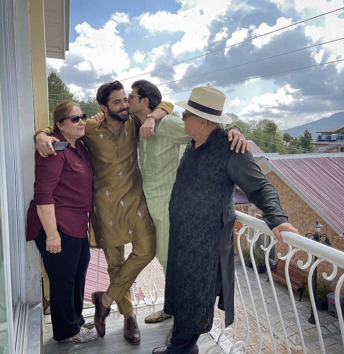 AndPakistani's tweet photo. #SheheryarMunawar celebrated #EidulAdha with his family up in the mountains..

The Munawar clan is certainly one good looking family ✨

#sheheryarmunawar #manouchehermunawar #eiddiaries #mountains #traveldiaries #eiduladha #pehlisimohabbat #pakistan #maşallah https://t.co/0Tkl5ZpSq8