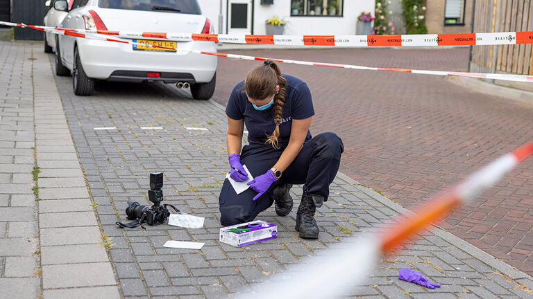 Vrouw vindt neergeschoten buur bloedend in de tuin na overval: ‘Heb gedrukt op wonden'