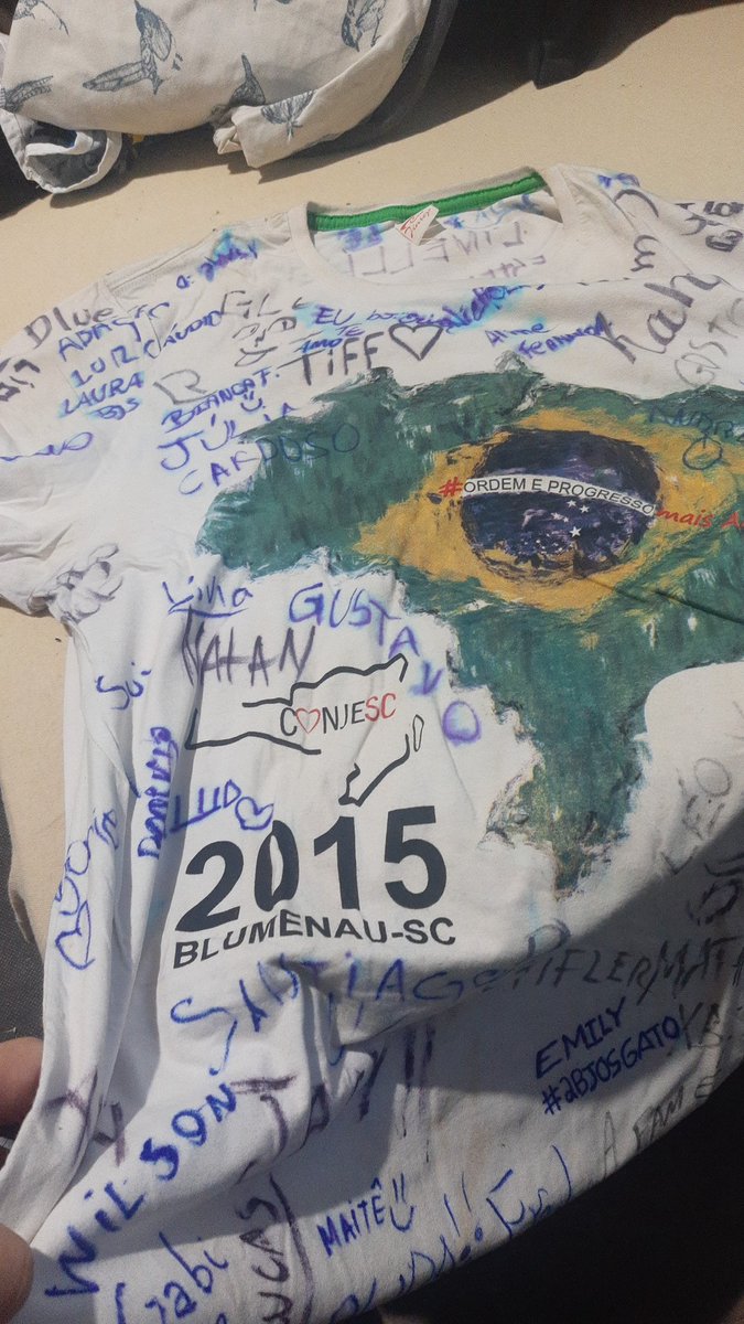 wilrafdut's tweet photo. Eu que nunca lavai essa camiseta por conta das assinaturas.... https://t.co/xcF38KO79z