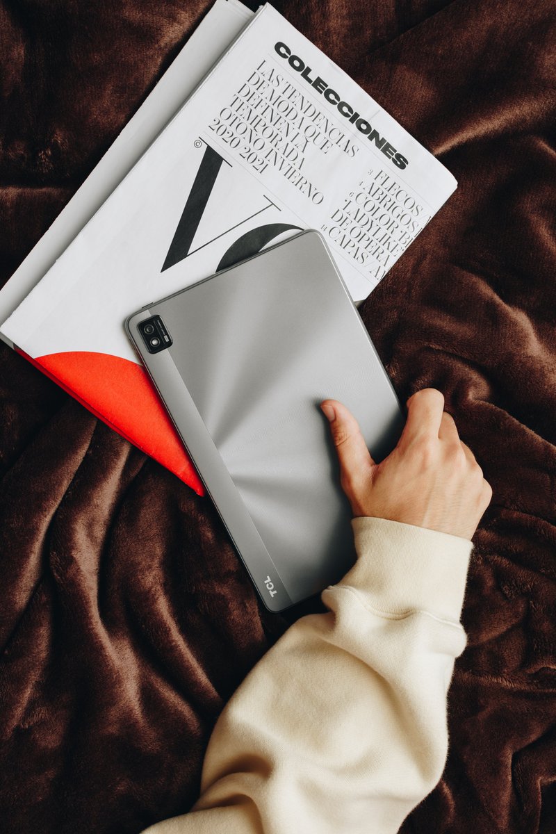 tclmobilees's tweet image. Acabar tu día viendo una peli en la cama con tu #TCL10TABMAX es muy top, con pantalla fullview de 10 pulgadas para no te pierdas detalle. 🍿👩🏻‍🦰 

#DisplayGreatness