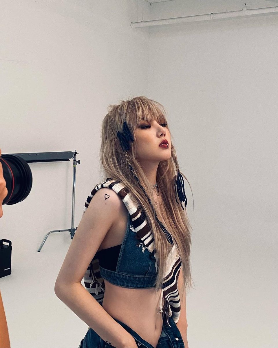 Melihat hasil foto dari ponselnya. "Aku sudah besar! Bisa garang rawr!"